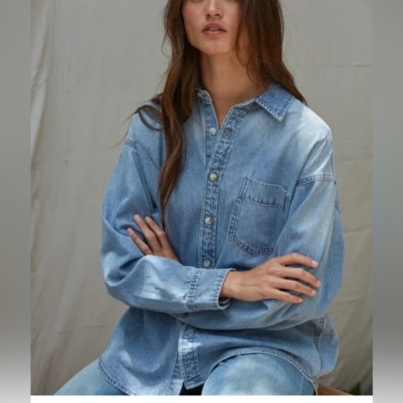 Everlane Tops - Everlane - Light Wash Button Down Soft Pocket Long Sleeve Jean Shirt Size Small